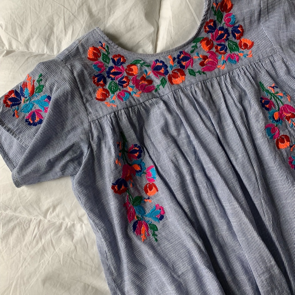 Colorful short sleeve embroidered top size S